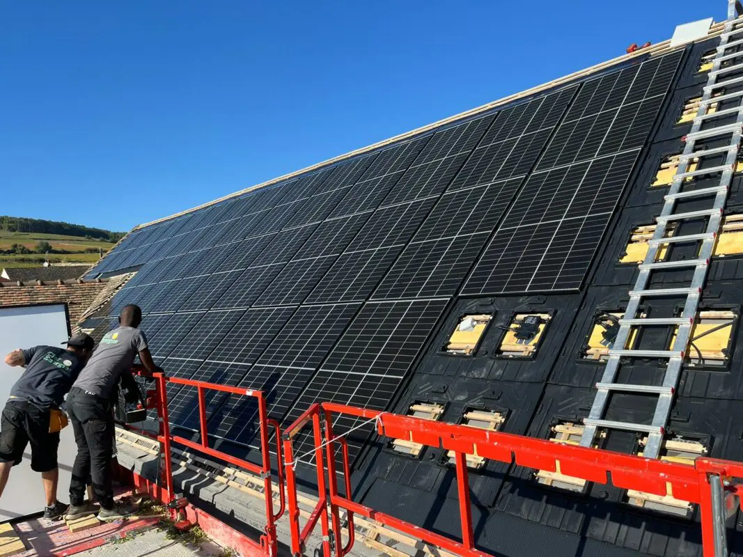 toirture solaire en cours d'installation