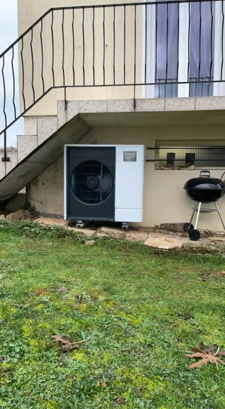 unité extérieure installée par clef energies sous escalier